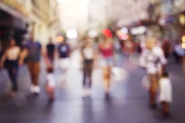 Soyut insanlar arka plan, bir sokakta yürüyen insanların tanınmaz siluetleri bulanıklık