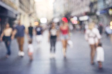 Soyut insanlar arka plan, bir sokakta yürüyen insanların tanınmaz siluetleri bulanıklık