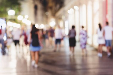 Soyut insanlar arka plan, bir sokakta yürüyen insanların tanınmaz siluetleri bulanıklık