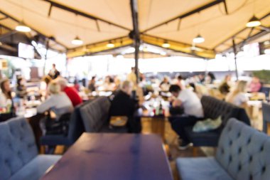 İnsanlarla restoranın bulanık arkaplanı.