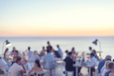 bir restoran günbatımı güzel sahne ile tepenin üstüne oturan tanınmayan insanlar arka plan bulanıklık 