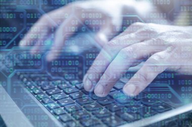 Dizüstü bilgisayar üzerinde çalışan iş adam el yakın çekim 