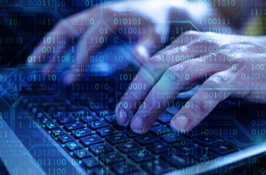 Dizüstü bilgisayar üzerinde çalışan iş adam el yakın çekim 