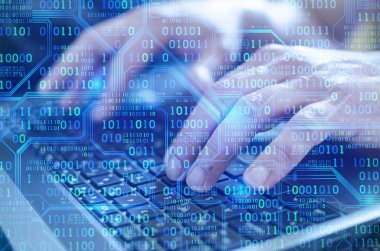 Dizüstü bilgisayar üzerinde çalışan iş adam el yakın çekim 