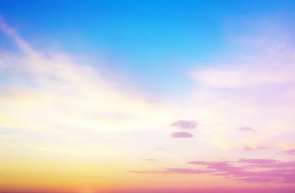 夏日多彩的渐变的天空 美丽落日的柔和色调 — 图库照片