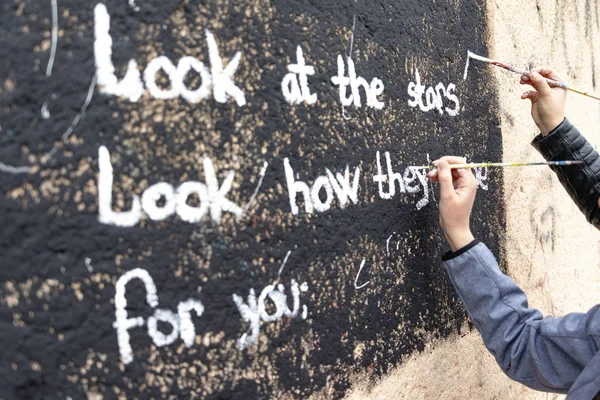 Mensajes Cuadros Pintados Pared Arte Del Graffiti Jóvenes Acción — Foto de Stock