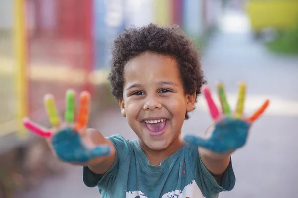 Alegre Menino Cinco Anos Com Mãos Pintadas Tintas Coloridas Conceito — Fotografia de Stock