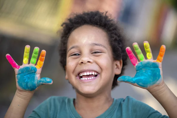 Beautifu Niño Feliz Con Las Manos Pintadas Colores — Foto de Stock