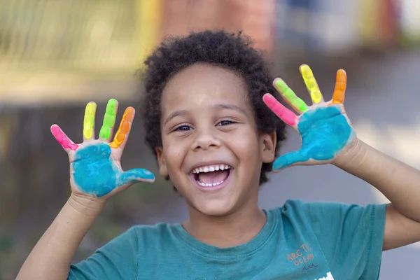 Beautifu Garçon Heureux Avec Des Mains Peintes Colorées — Photo