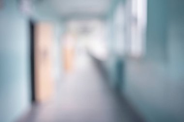 Boş okul veya hastane koridorunun bulanık arkaplanı