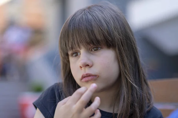 Primo Piano Una Ragazza Con Sguardo Triste Sul Suo Volto — Foto Stock