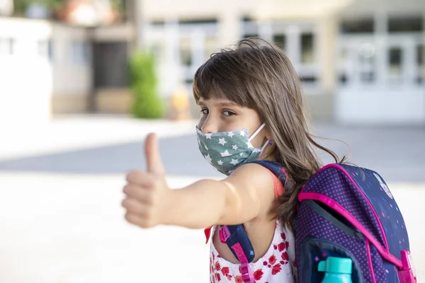 Flicka Klädd Ansiktsmask Koronavirus Och Influensautbrott Tillbaka Till Skolkonceptet Orolig — Stockfoto