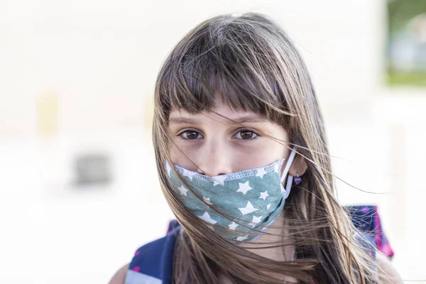 Corona Virüsü Grip Salgını Sırasında Yüz Maskesi Takan Bir Kız — Stok fotoğraf