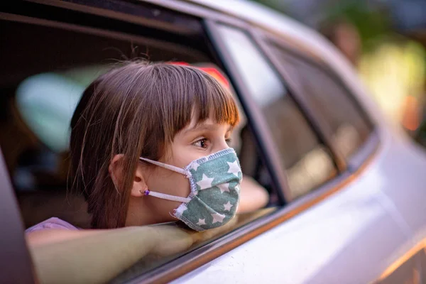 Une Petite Fille Caucasienne Dans Masque Regardant Par Fenêtre Ouverte — Photo