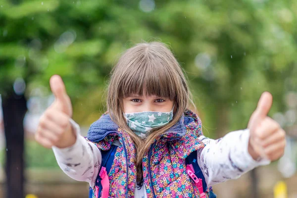 Flicka Klädd Ansiktsmask Koronavirus Och Influensautbrott Tillbaka Till Skolan Koncept — Stockfoto