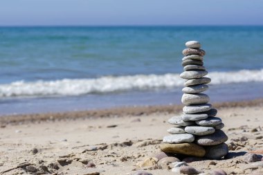 Sahilde taş piramit