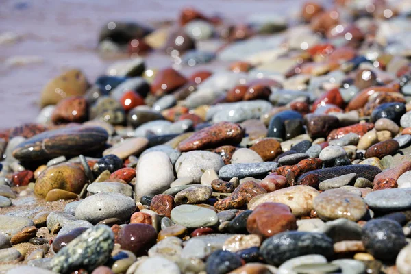 Schöne bunte Felsen am Strand — Stockfoto