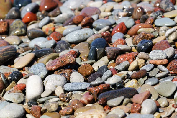 Mooie kleurrijke rotsen aan strand — Stockfoto