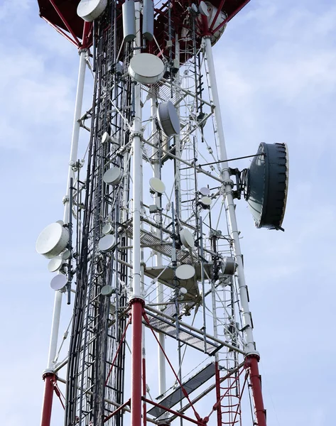 iletişim ekipmanları kule antenler bir sürü