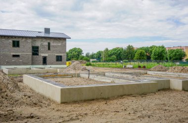 Yeni bir evin beton temeli