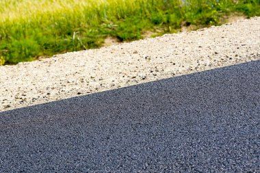 yeni asfalt, stabilize yol kenarında, yeşil çayır