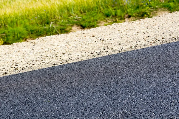 yeni asfalt, stabilize yol kenarında, yeşil çayır