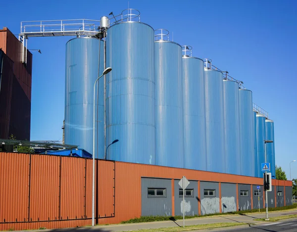 Fabrik mit den großen blauen Tanks — Stockfoto