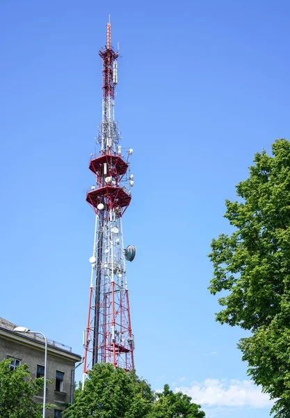 Kommunikationstechnik Turm Mit Vielen Antennen — Stockfoto