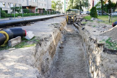 değiştirme ve Isıtma sistemi yeniden inşası boru hattları şehirde sokakta
