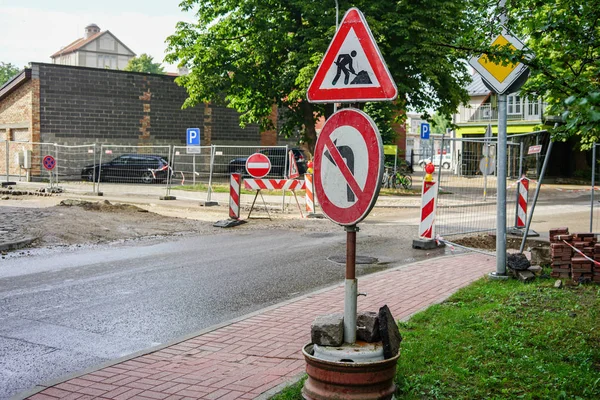 Metro iletişim inşaat yol işaretleri ile kapalı şehir içinde onarmak