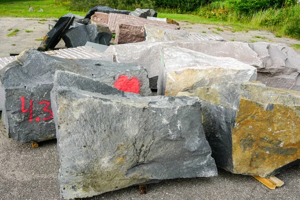 Granitblöcke Gestapelt Einer Steinmetzwerkstatt Zum Schneiden Und Polieren — Stockfoto