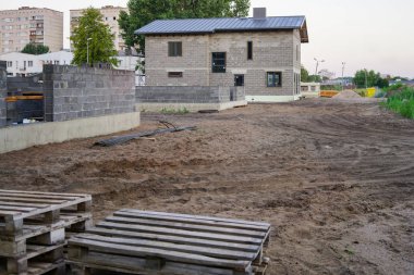 Yeni bir ev, duvar inşaat beton temeli