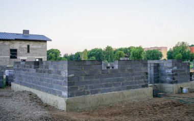 Yeni bir ev, duvar inşaat beton temeli