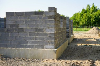 Yeni bir ev, şantiye hazırlık sürecinde görünümünü beton temeli