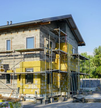 Yeni bir ev, şantiye hazırlık sürecinde görünümünü beton temeli