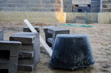Yeni bir ev, şantiye hazırlık sürecinde görünümünü beton temeli