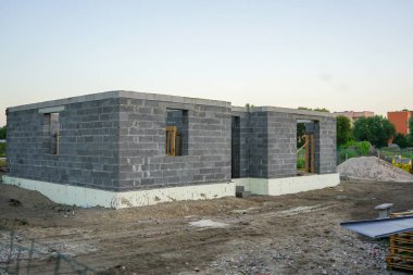 Yeni bir ev, duvar inşaat beton temeli