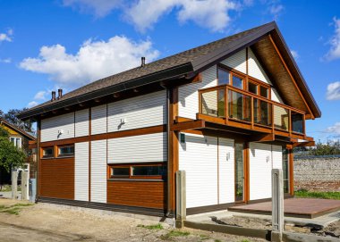 Yeni modern ev yapım aşamasında dış görünümü