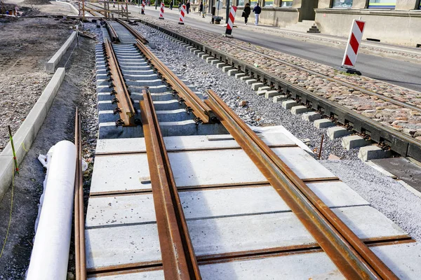 Замена трамвайных рельсов, реконструкция железной дороги в городе — стоковое фото