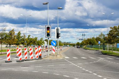 trafik kısıtlamaları işaretler uyarı sokak onarım sırasında