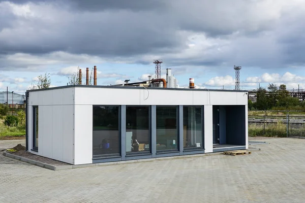 Una nueva casa modular para una pequeña oficina —  Fotos de Stock