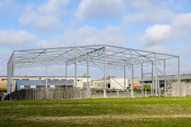 Bina inşaat, endüstriyel nesne altında metal iskelet