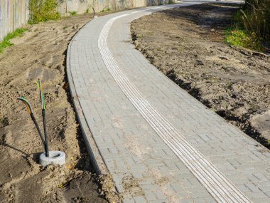 Görme bozukluğu olan kişiler için kurallar yeni kaldırım ile parke entegre