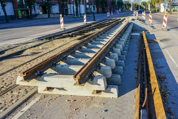 Замена трамвайных рельсов, реконструкция железной дороги в городе — стоковое фото