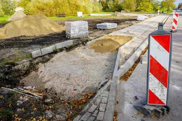 Nya trottoaren bana med integrerade riktlinjer för personer med synnedsättning — Stockfoto