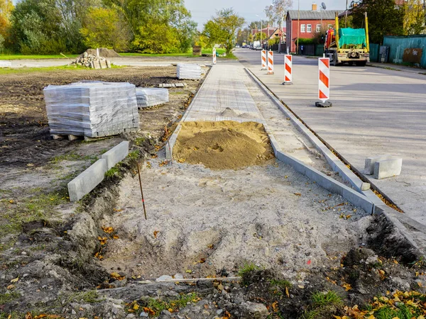 Nya trottoaren bana med integrerade riktlinjer för personer med synnedsättning — Stockfoto