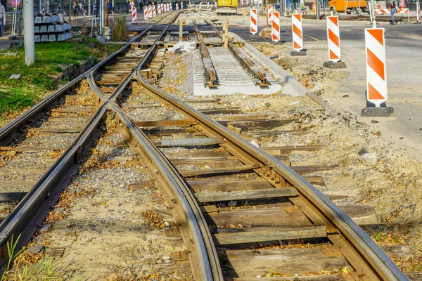 Erneuerung der Straßenbahnschienen, Sanierung der Eisenbahn in der Stadt — Stockfoto