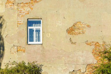 closeup eski tuğla cephe ile bir plastik pencere