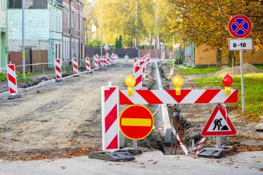 trafik kısıtlamaları işaretler uyarı sokak onarım sırasında