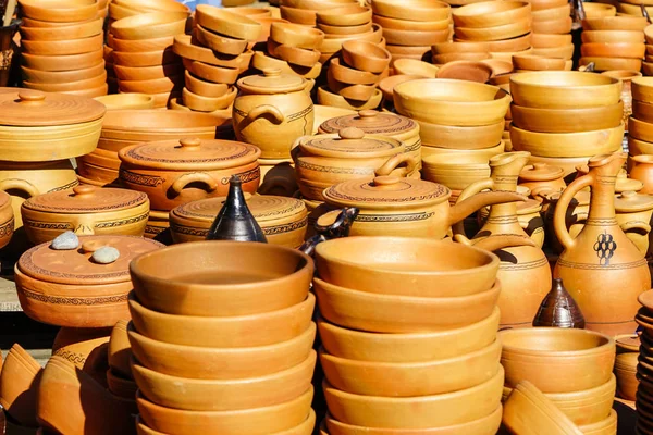 Cerâmica de barro artesanal georgiana tradicional em exposição no mercado de rua — Fotografia de Stock